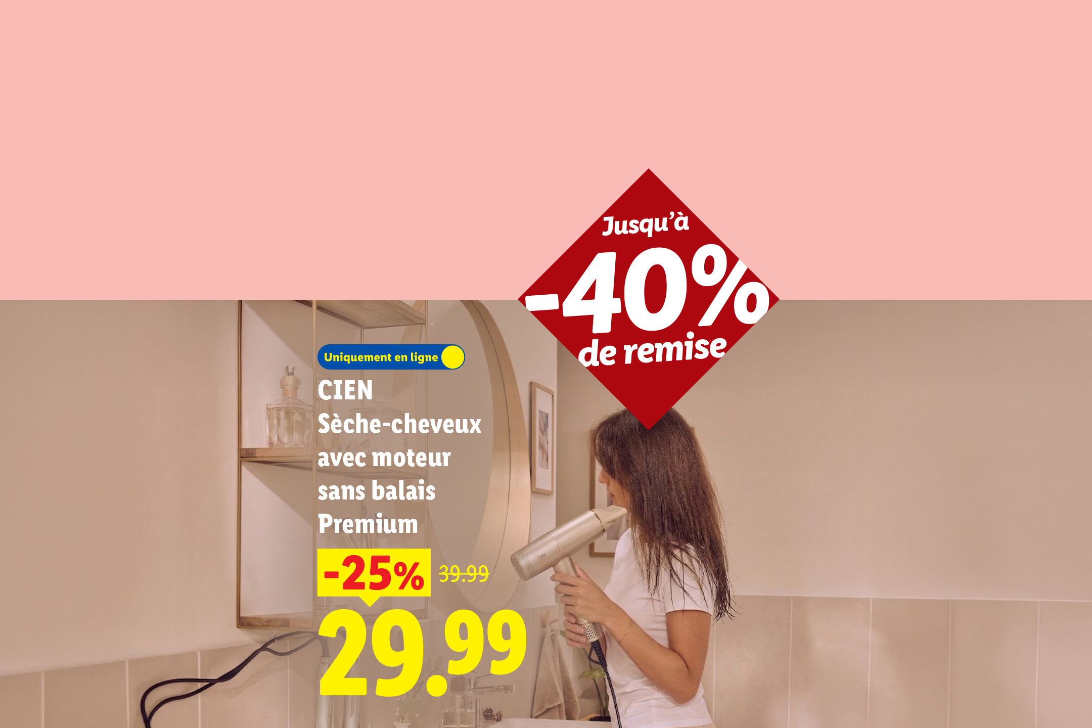 Une femme se sèche les cheveux avec un sèche-cheveux sans balais, en promotion à 29,99 € au lieu de 39,99 €, avec jusqu'à -40% de remise.