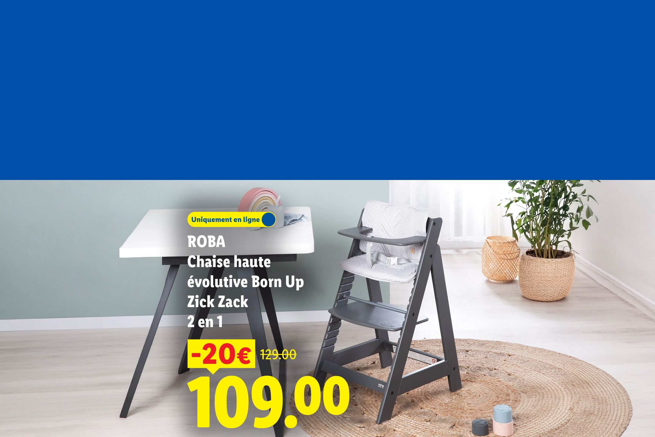 Chaise haute évolutive grise avec coussin blanc, table blanche et plantes, prix réduit affiché.