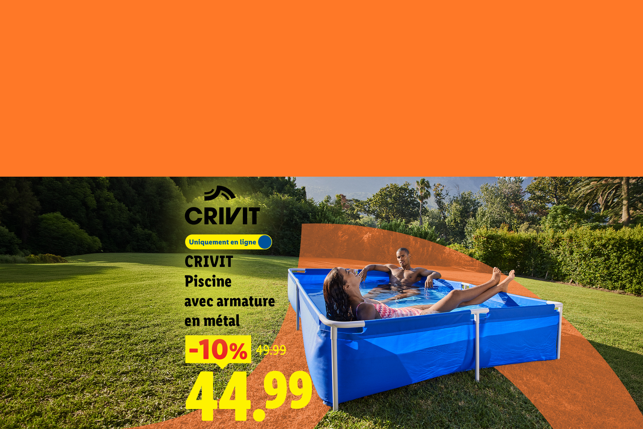 Piscine avec armature en métal, avec un couple se relaxant dedans, sur fond de jardin verdoyant. Réduction de 10% sur le prix de 49.99€, soit 44.99€.