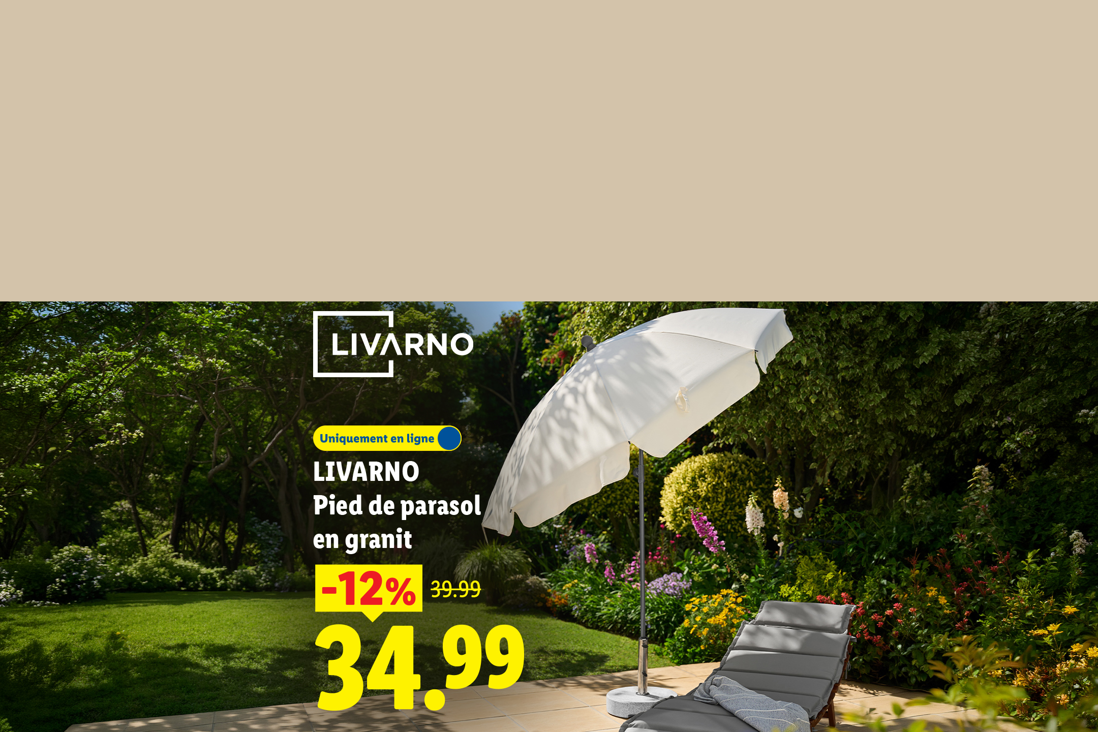 Pied de parasol en granit avec une réduction de 12% à 34,99€, dans un jardin verdoyant.