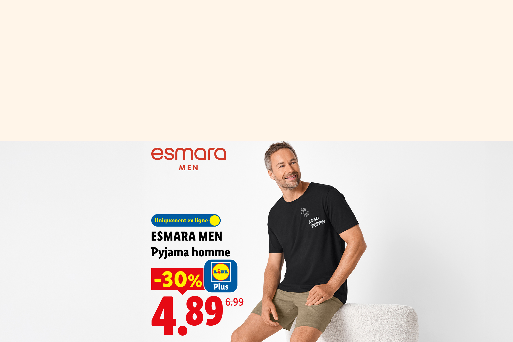 Un homme souriant porte un pyjama homme noir avec un motif 'ROAD TRIPPIN'', en promotion à 4,89€.