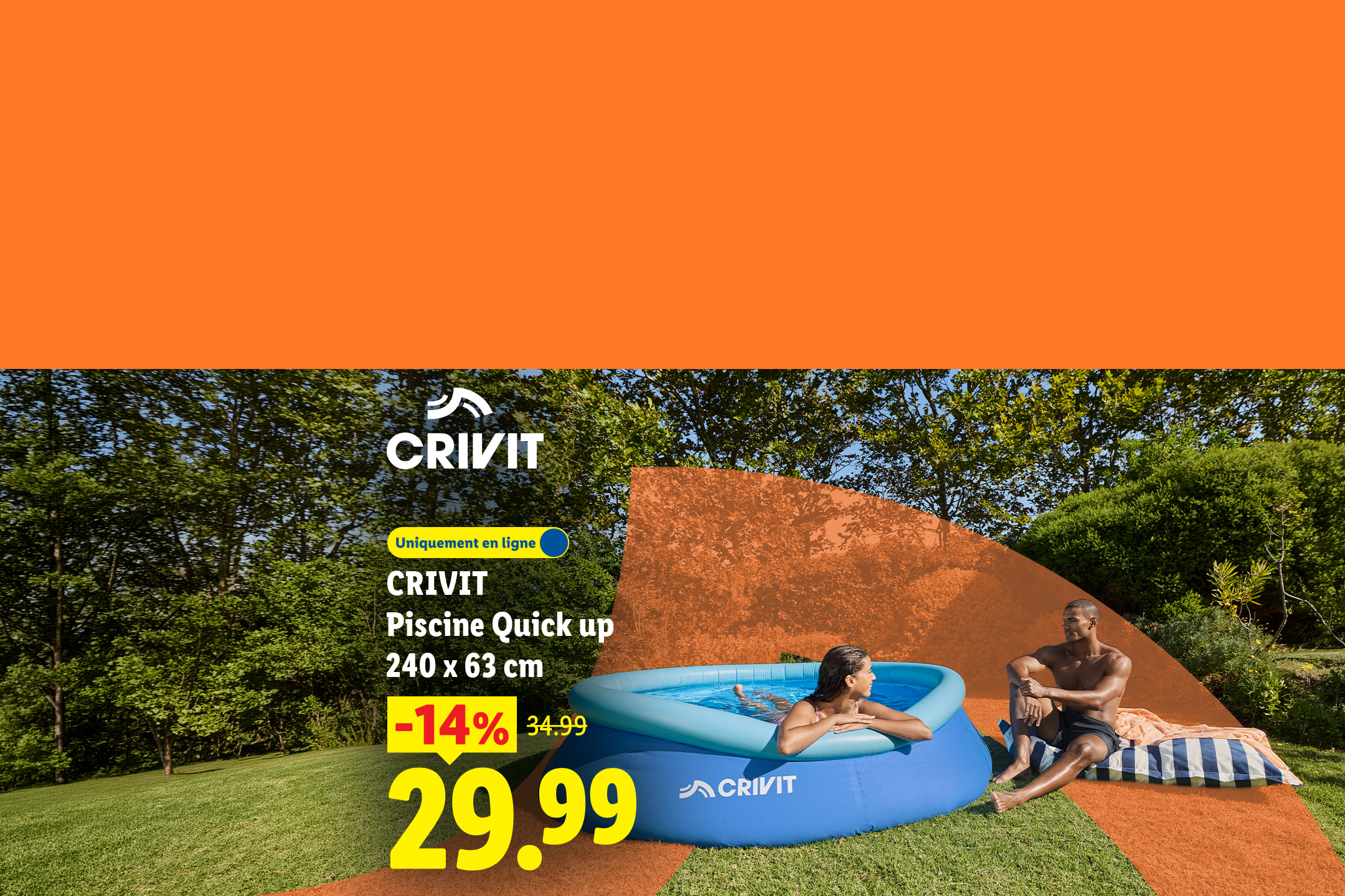 Piscine gonflable bleue avec une femme et un homme se relaxant à côté, sur fond de verdure. Prix : 29,99€.
