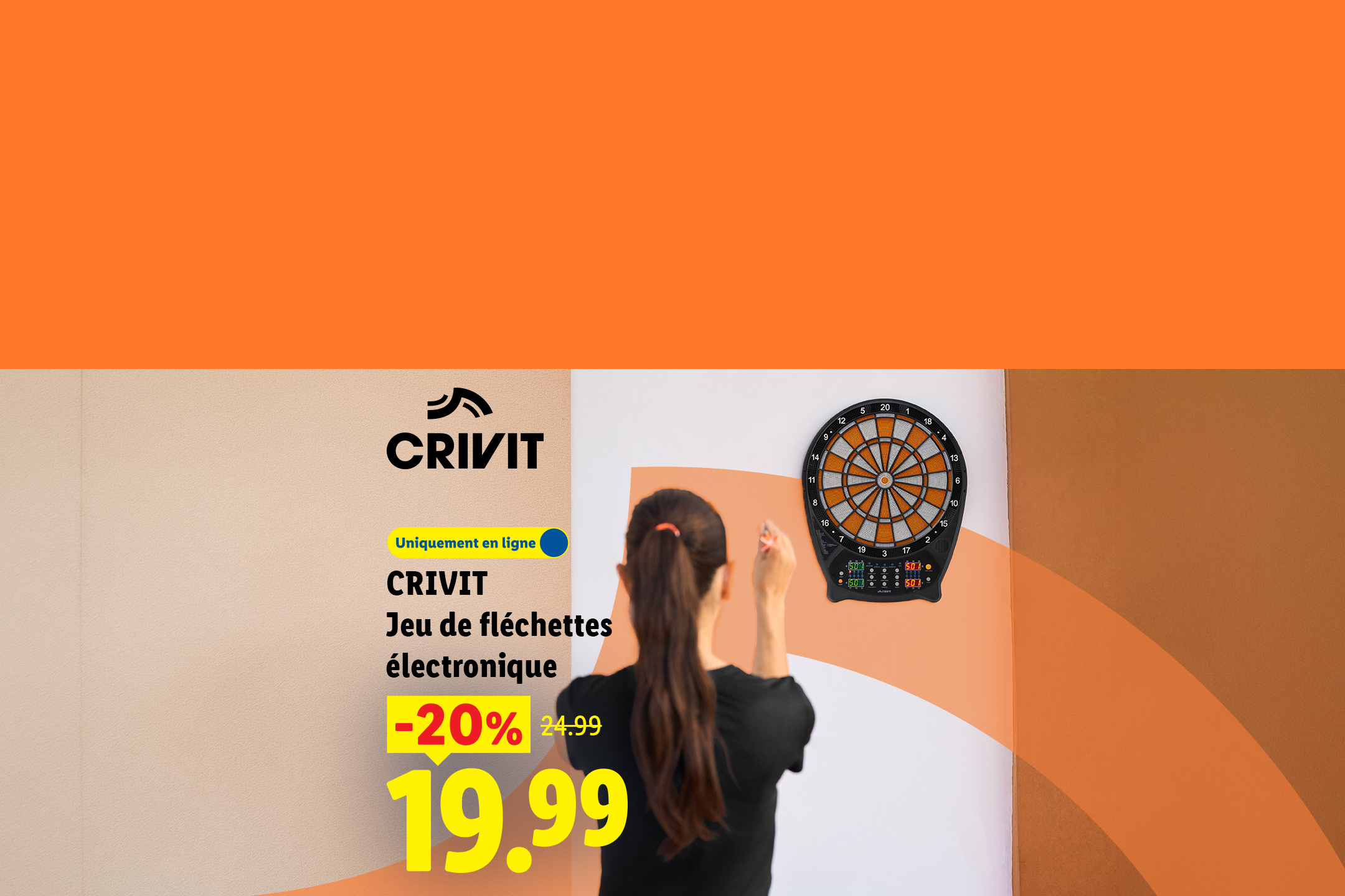 Une femme joue aux fléchettes sur une cible électronique, avec une offre de -20% à 19,99 €.