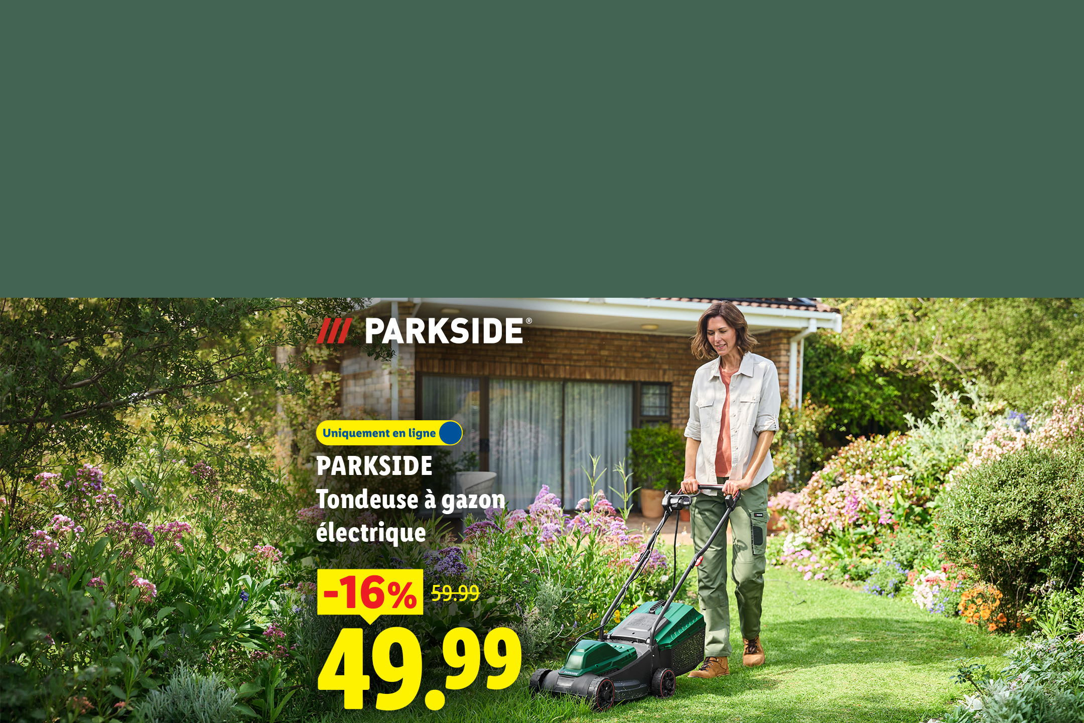 Une femme tond la pelouse avec une tondeuse électrique, -16% de réduction, prix 49,99.