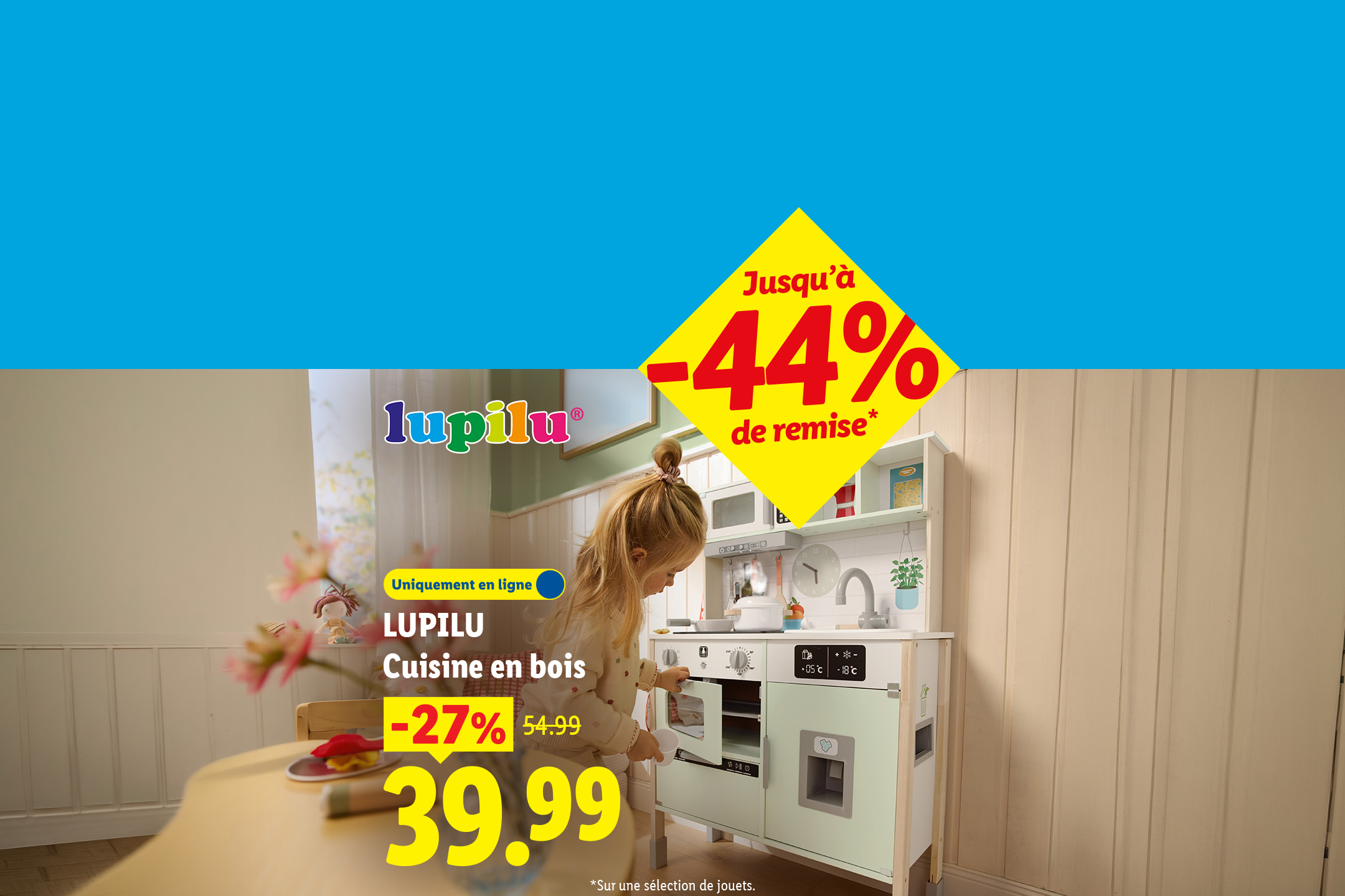 Une petite fille joue avec une cuisine en bois lupilu, faisant partie d'une liste de produits avec des réductions allant jusqu'à -44% sur lidl.fr