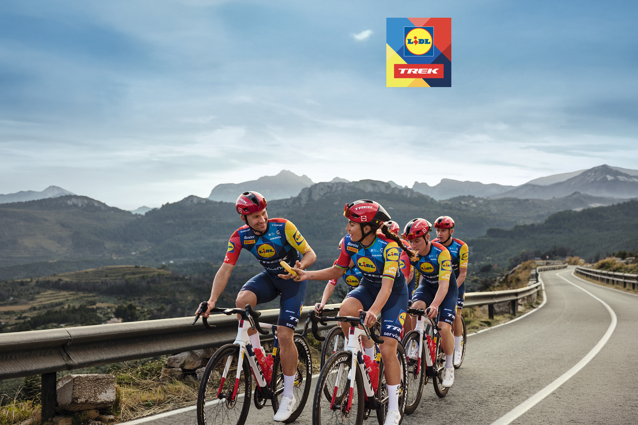 Cyclistes en maillots colorés sur une route de montagne, avec un logo d'épicerie et de vélo.