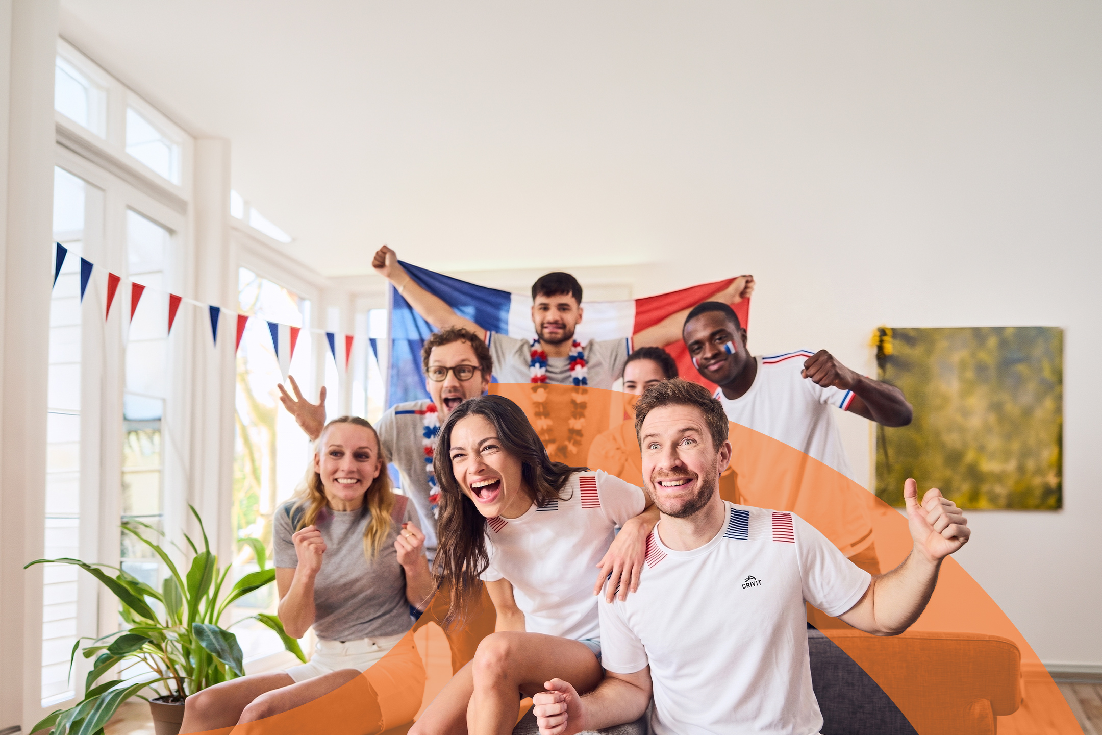 Groupe d'amis joyeux regardant un match de football, vêtus de t-shirts sportifs et agitant un drapeau français.