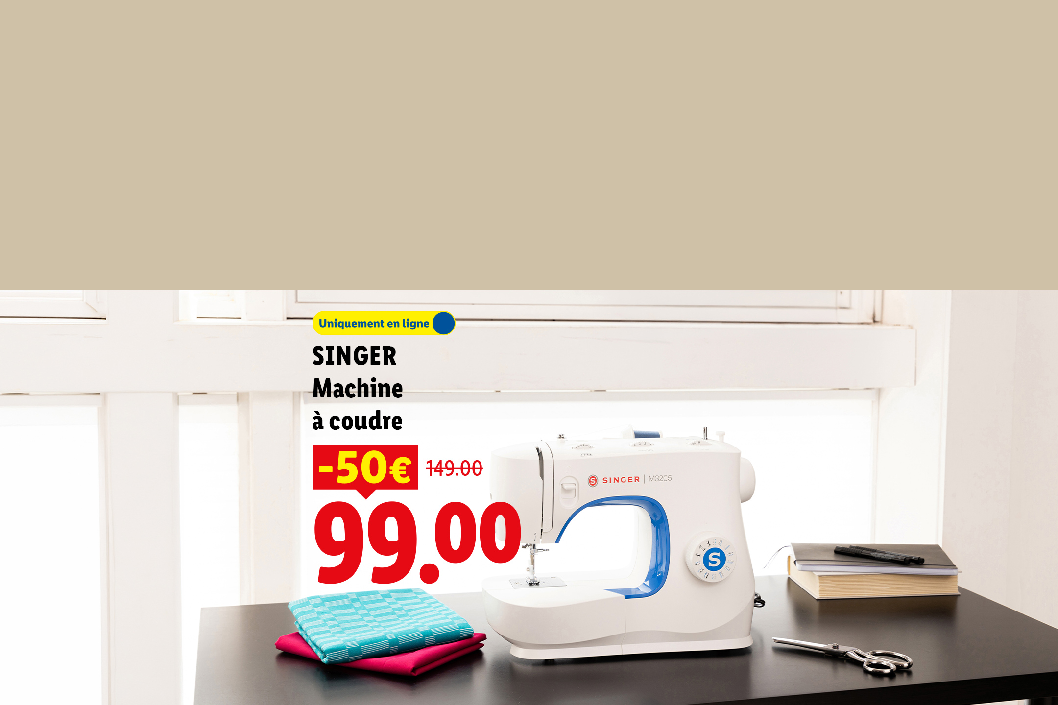 Machine à coudre blanche et bleue sur une table noire avec des tissus et des ciseaux, en promotion.