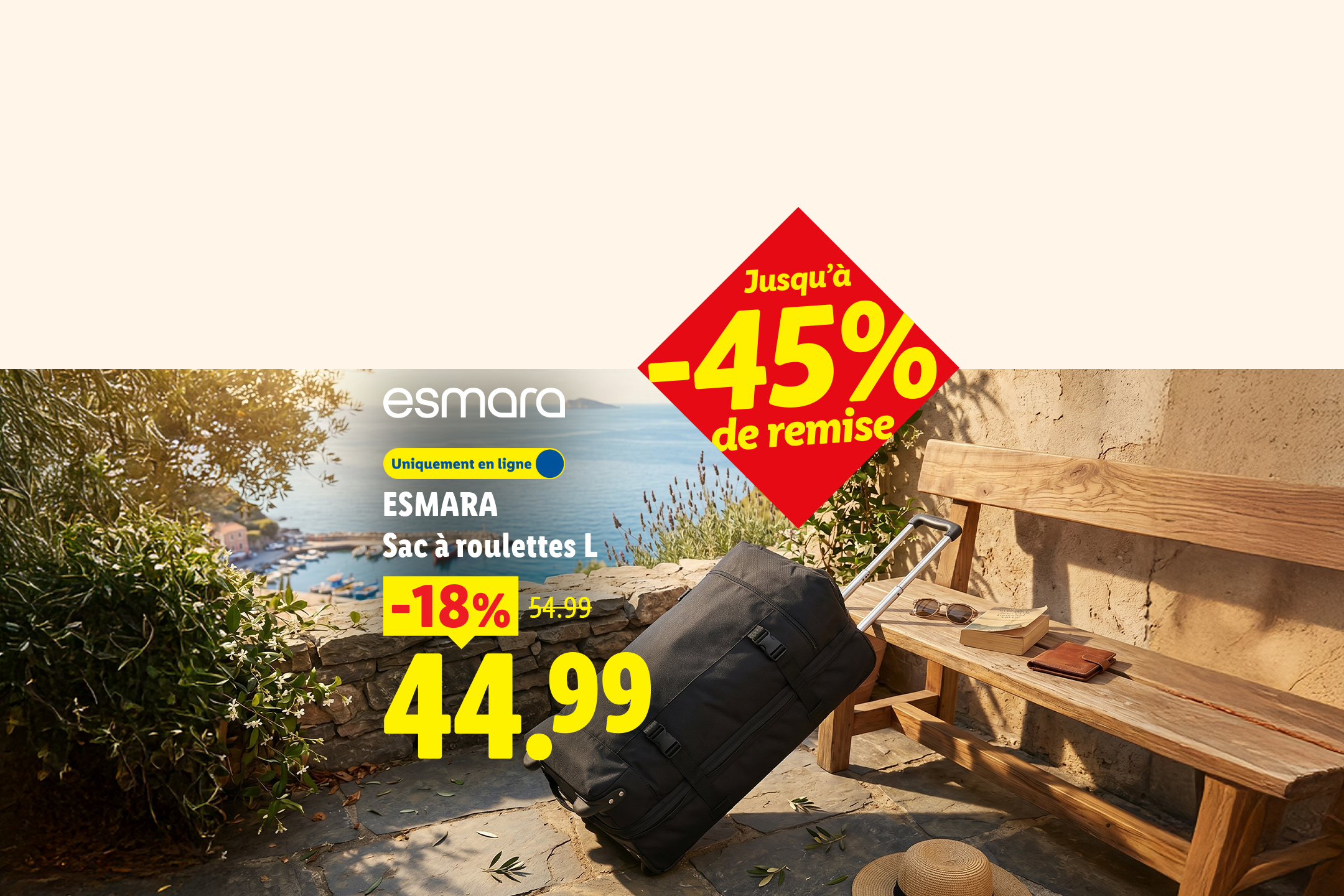 Un sac à roulettes noir en promotion à 44,99 € sur fond de paysage côtier méditerranéen.