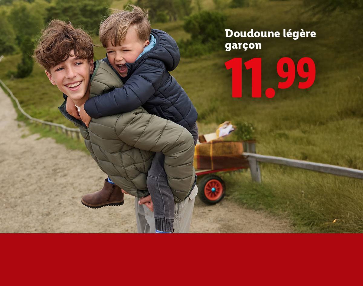 Deux garçons souriants, l'un portant l'autre sur son dos, avec une doudoune légère à 11,99.