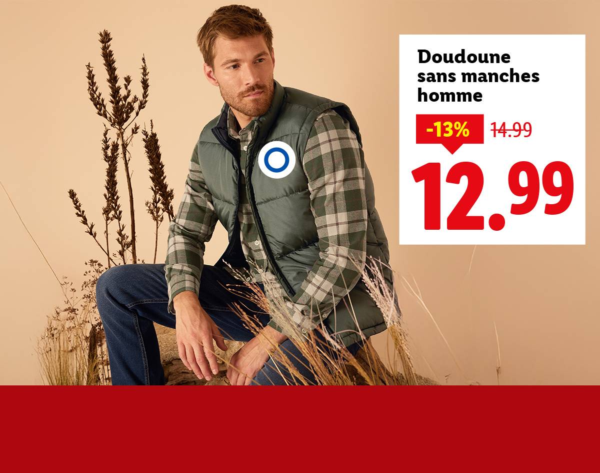 Un homme porte une doudoune sans manches verte sur une chemise à carreaux, avec une réduction de 13%.
