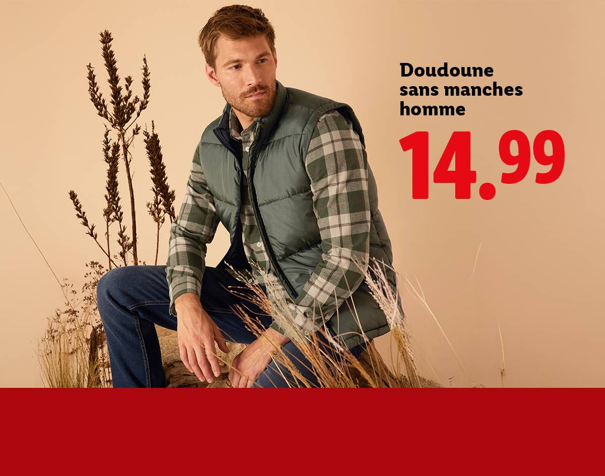 Un homme porte une doudoune sans manches verte et une chemise à carreaux, avec un prix de 14,99 affiché.
