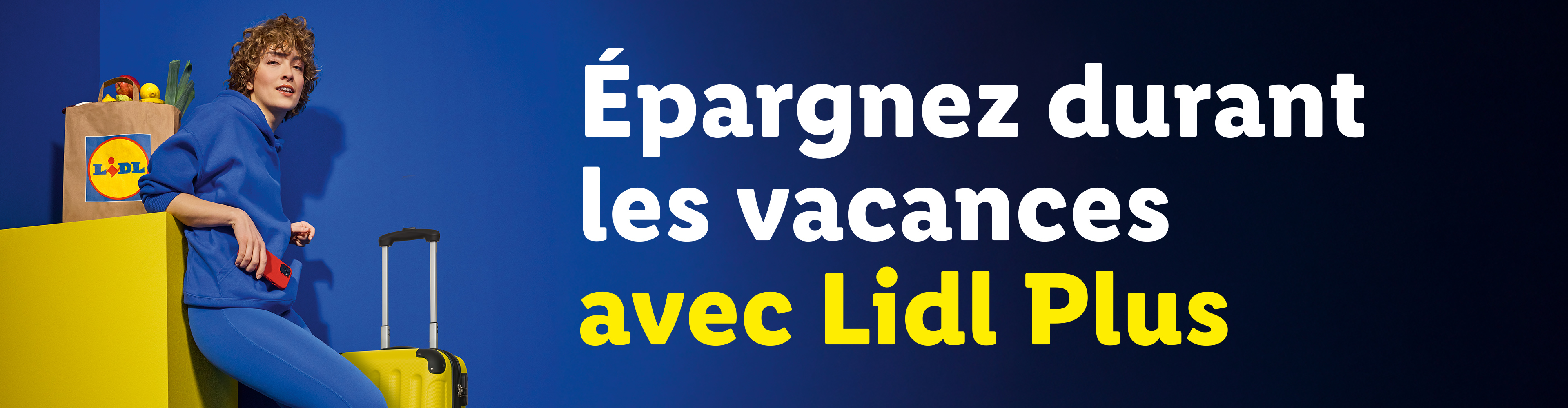 Une femme en tenue de sport bleue avec une valise jaune et un sac de courses Lidl.