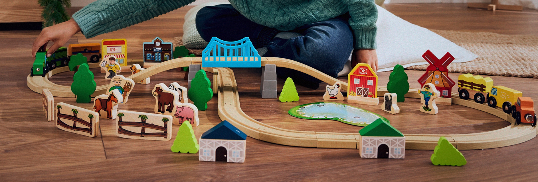 Train en bois, ferme et animaux.