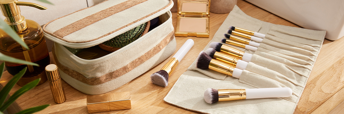 Pinceaux maquillage, trousse de toilette en liège et autres accessoires.