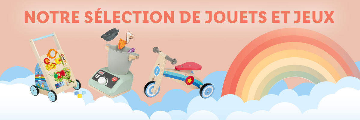 Jouets en bois : trotteur, draisienne, cuisine.