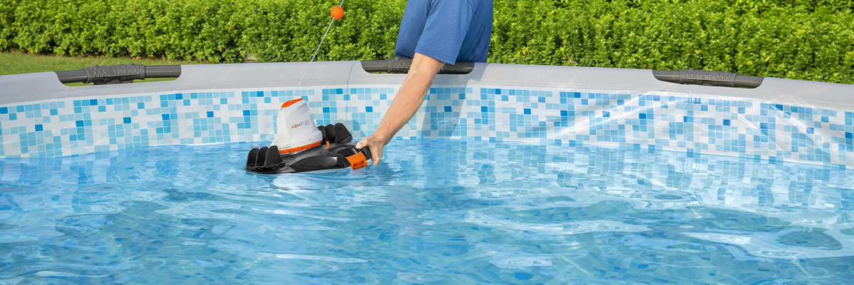 Nettoyeur de piscine AquaVac 20 dans une piscine bleue.