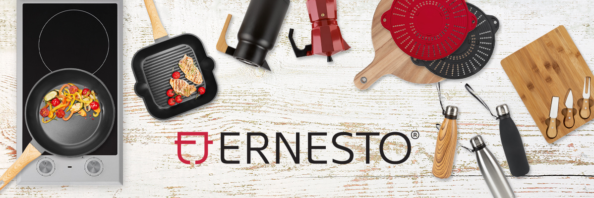 Ustensiles de cuisine Ernesto : poêles, cafetière, planches en bois.