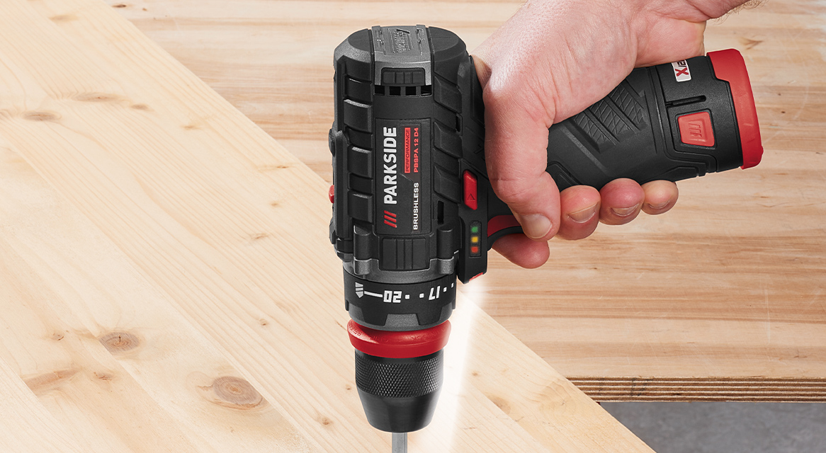 Perceuse Parkside sans fil sur du bois.
