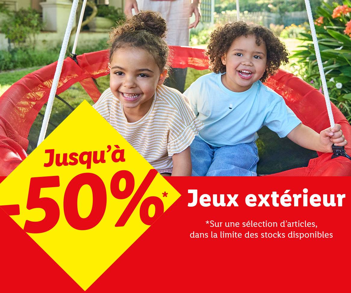 Deux enfants s'amusent sur une balançoire, jusqu'à -50% sur les jeux extérieurs.