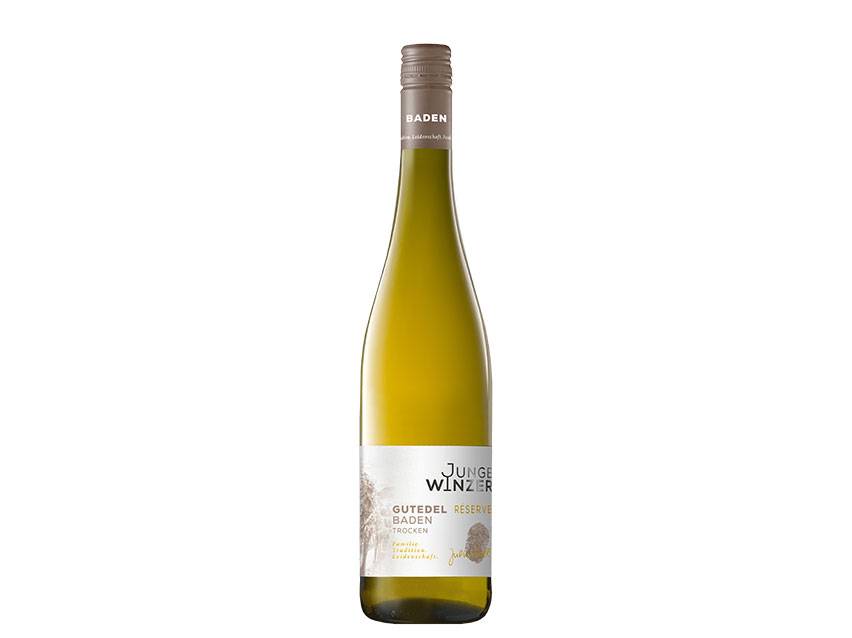 Bouteille de vin blanc avec une étiquette indiquant « Junge Winzer Gutedel Reserve Baden Trocken ».