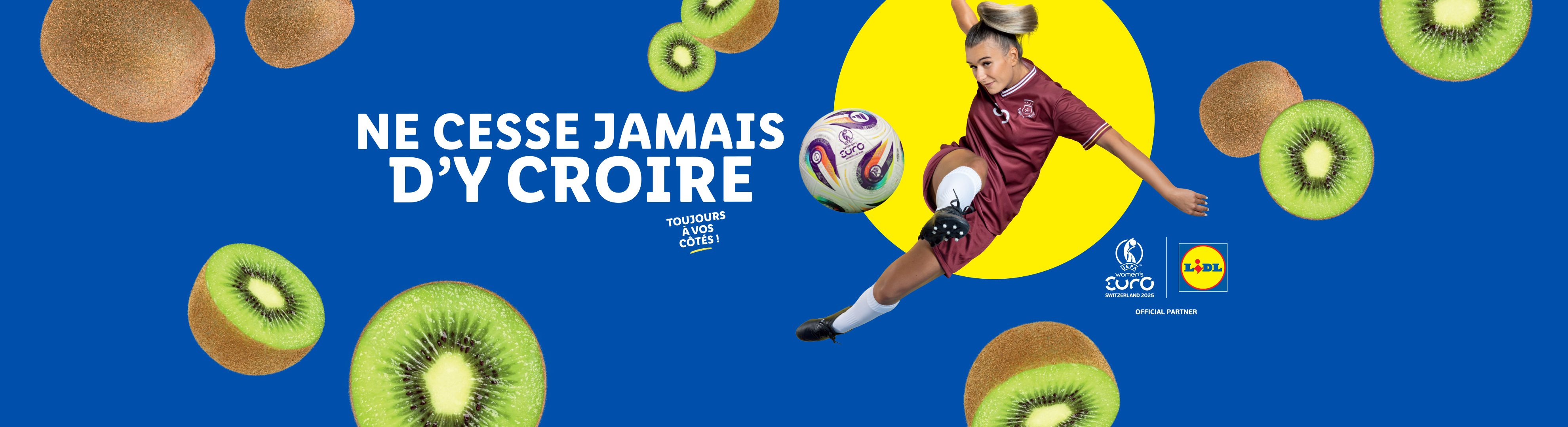 Une joueuse de foot dribble un ballon, entourée de kiwis, pour une publicité Lidl pour l'Euro féminin 2025.