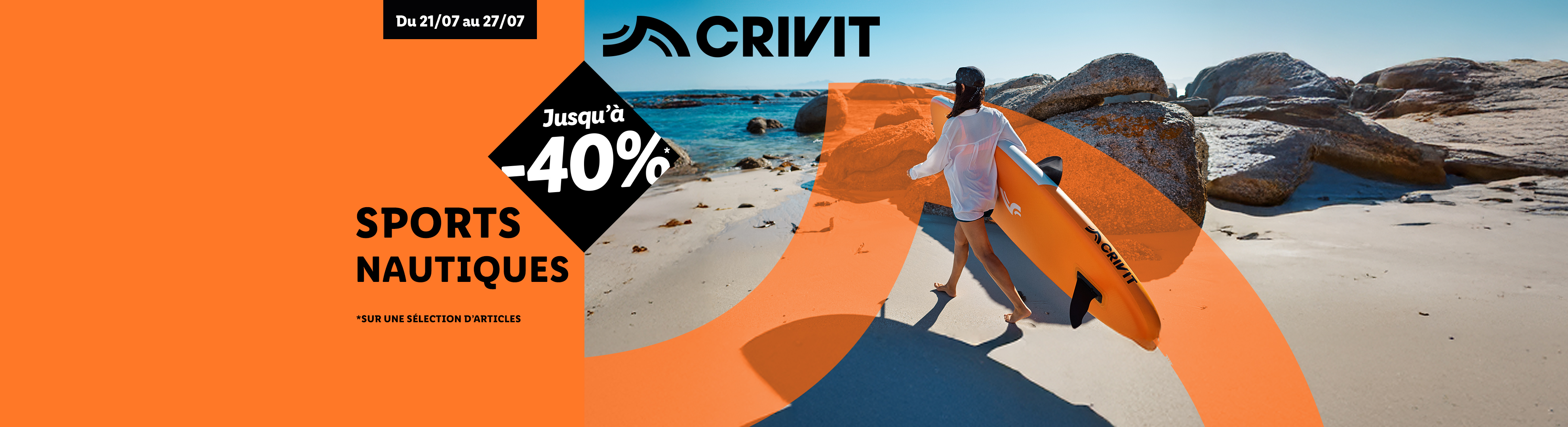 Une femme transporte une planche de paddle Crivit sur une plage, avec une réduction de 40% sur les sports nautiques.