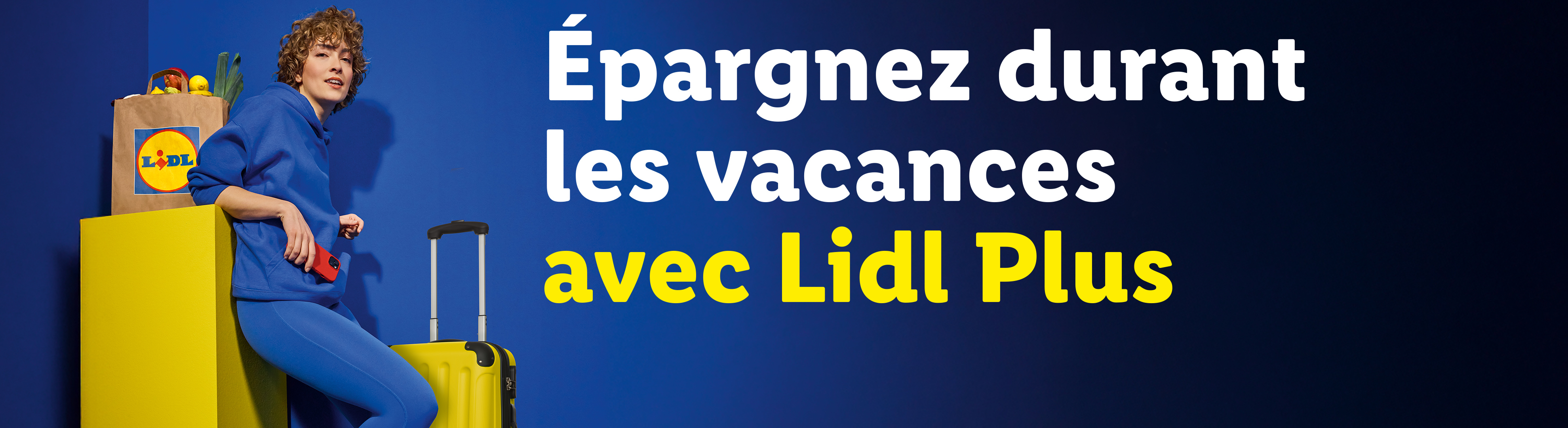 Une femme en tenue de sport bleue avec une valise jaune et un sac de courses Lidl.