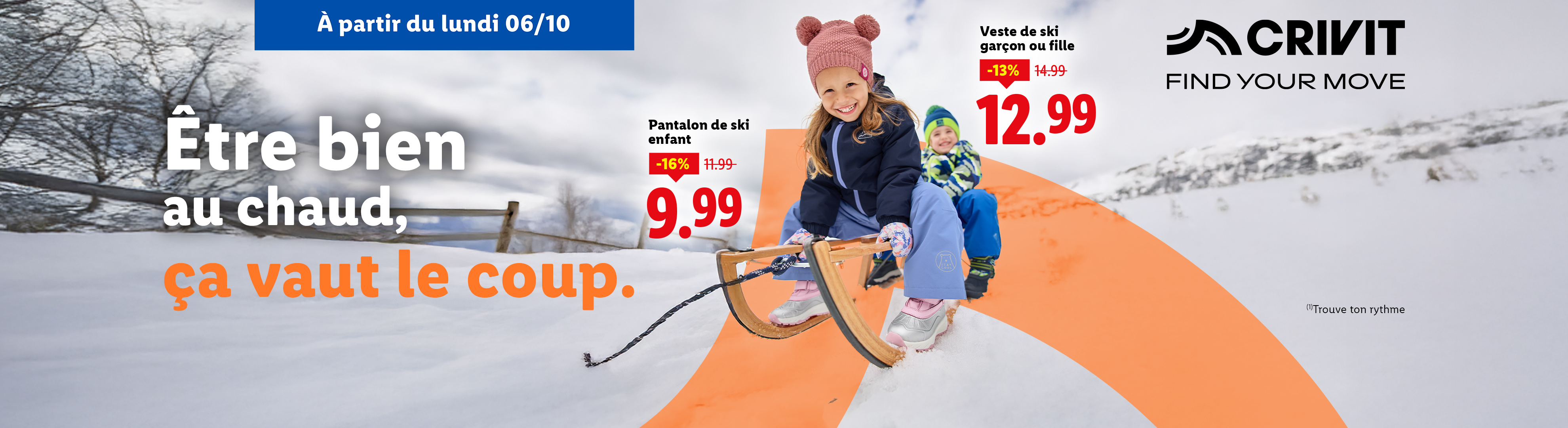 Deux enfants en tenue de ski Crivit, l'un sur une luge, avec des prix réduits pour des pantalons et vestes de ski.