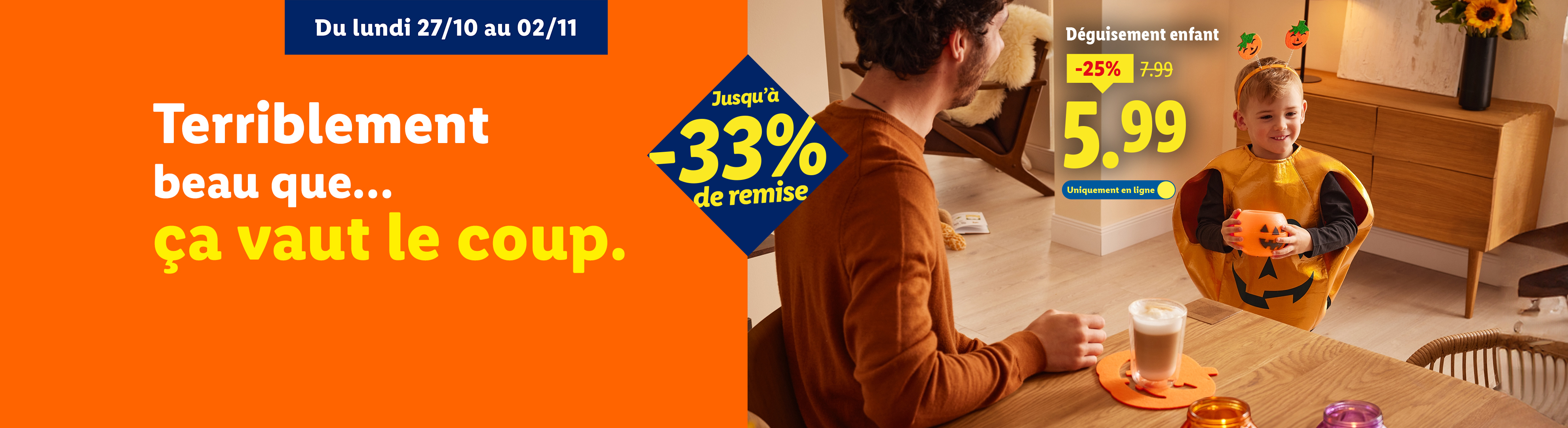 Un enfant en déguisement de citrouille d'Halloween, avec des réductions sur les déguisements et d'autres articles.