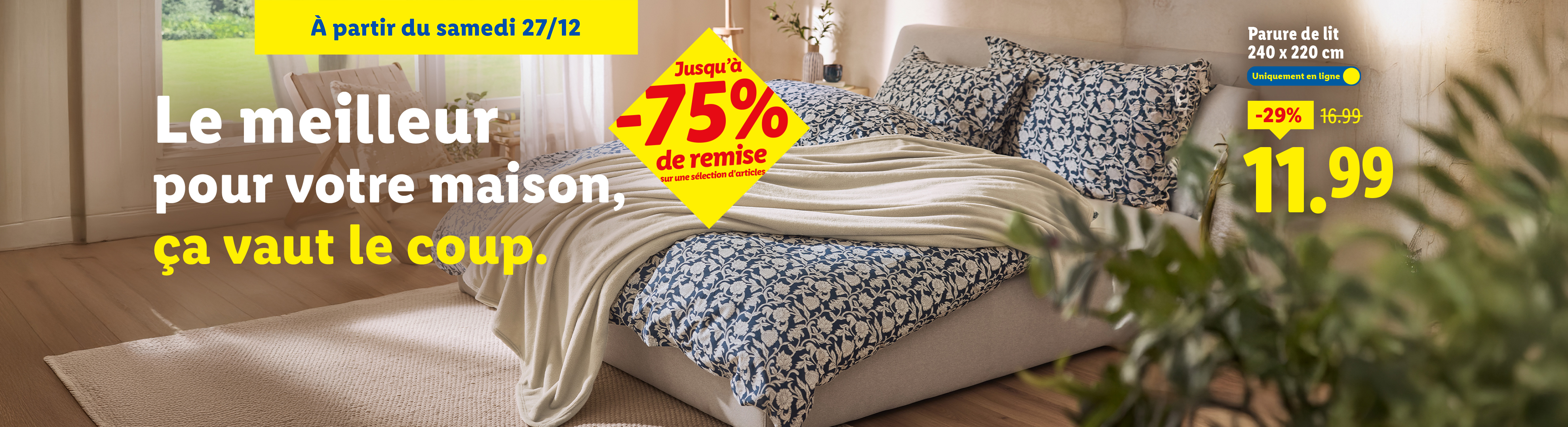 Publicité Lidl pour une parure de lit à motifs floraux bleus et blancs, avec des réductions allant jusqu'à -75% sur une sélection d'articles pour la maison.