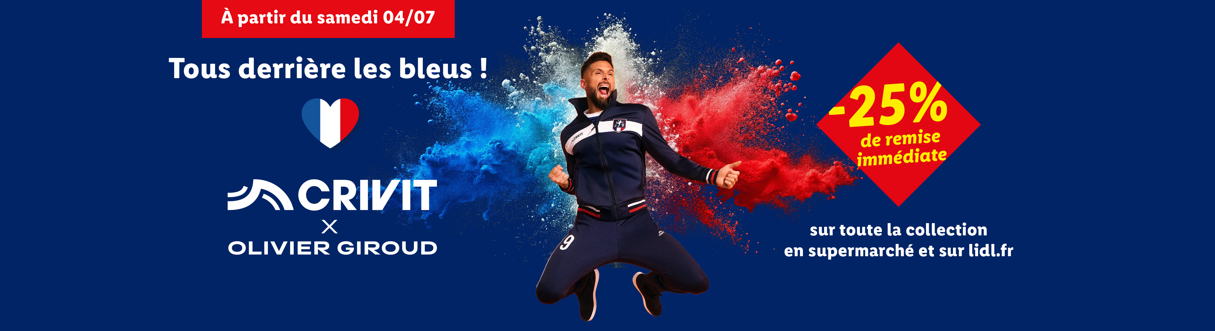 Un homme en tenue de sport bleue, avec des explosions de poudre colorée, annonce une réduction de 25% sur la collection.