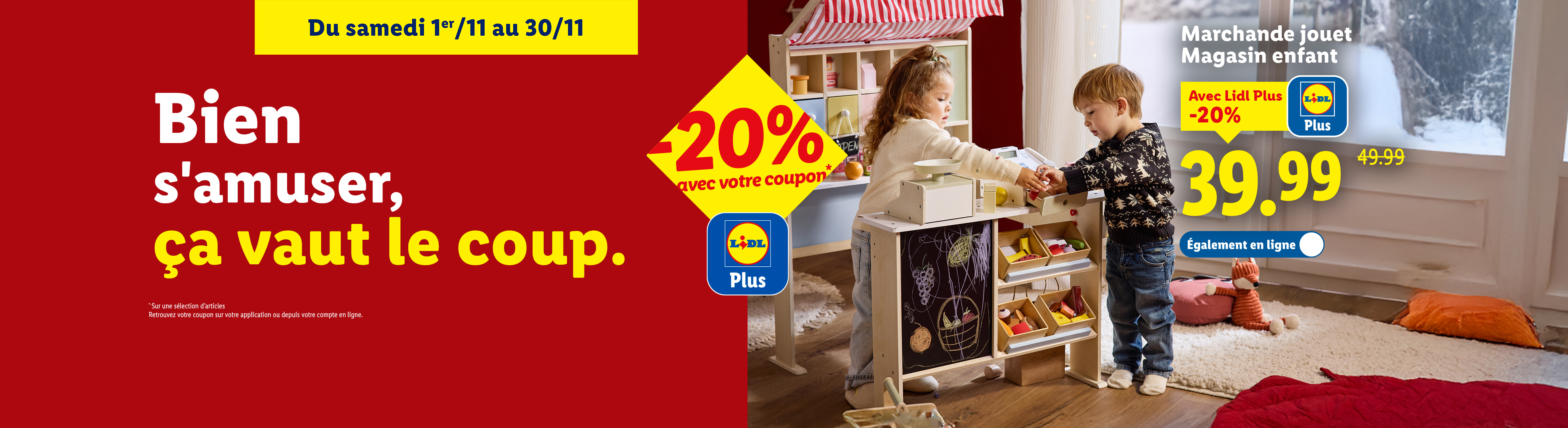 Deux enfants jouent avec un magasin de jouets en bois, avec une offre Lidl Plus de -20%.