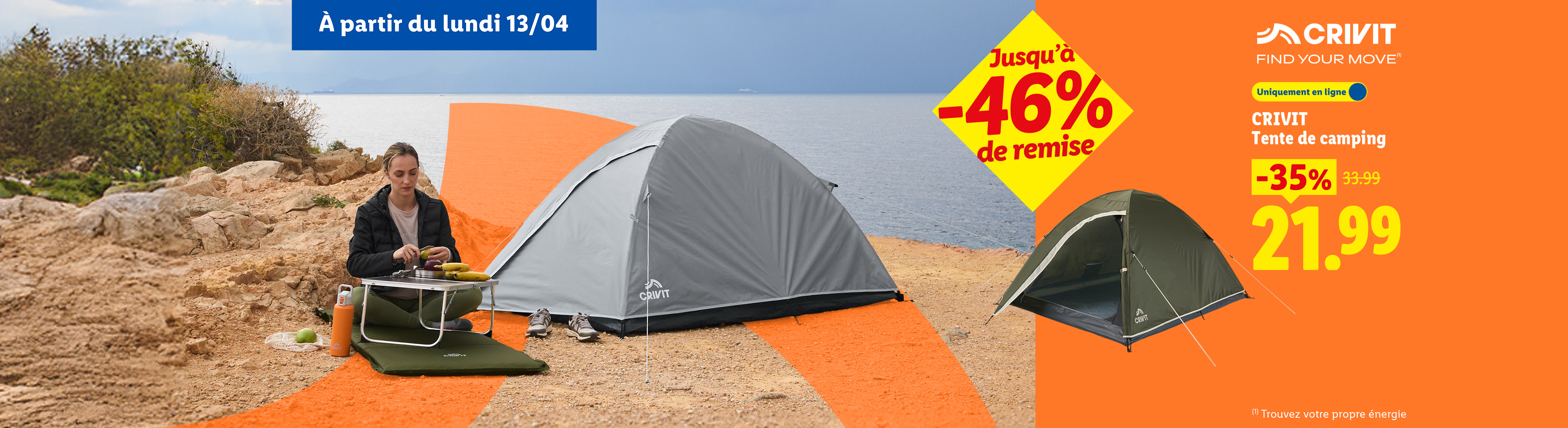 Une femme prépare un repas devant une tente de camping grise, avec une tente de camping verte en promotion.