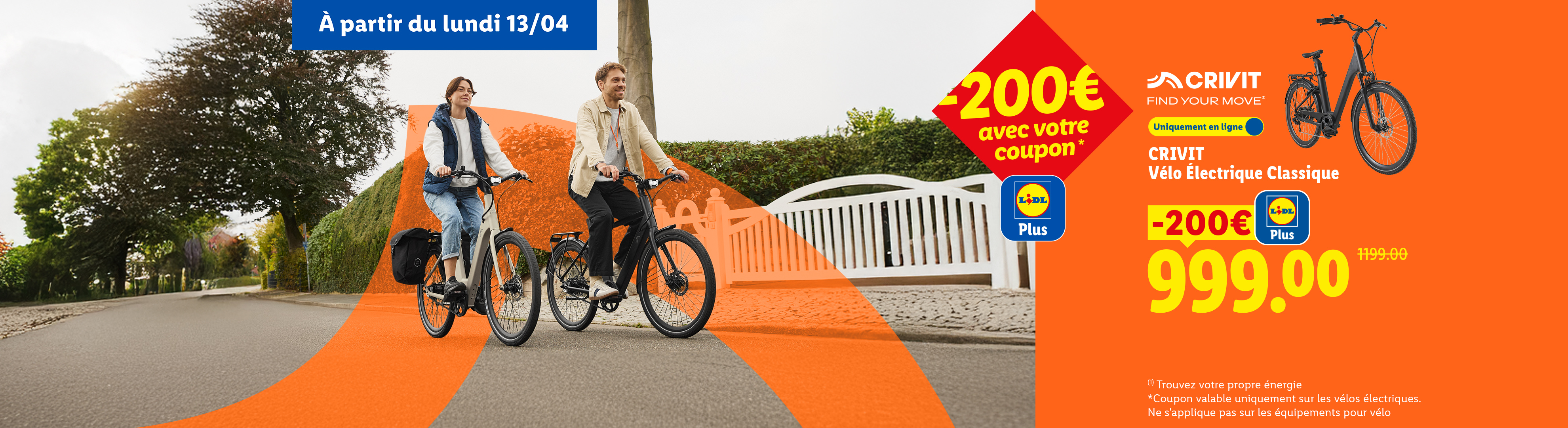 Deux personnes à vélo électrique sur une route, avec une offre de réduction de 200€.