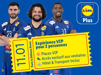 Trois joueurs de handball souriants en maillot bleu, avec un ticket jaune Lidl Plus pour une expérience VIP.