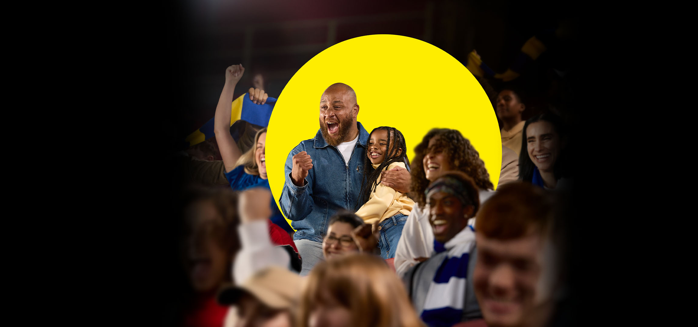 Une foule souriante, dont un père et sa fille, profitant d'un événement.