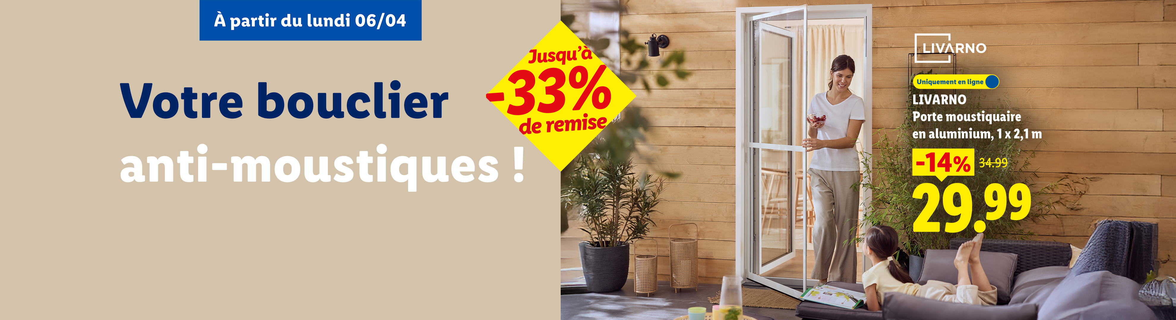 Une femme ouvre une porte moustiquaire en aluminium, avec une enfant allongée sur un canapé à l'extérieur, et des réductions allant jusqu'à -33%.