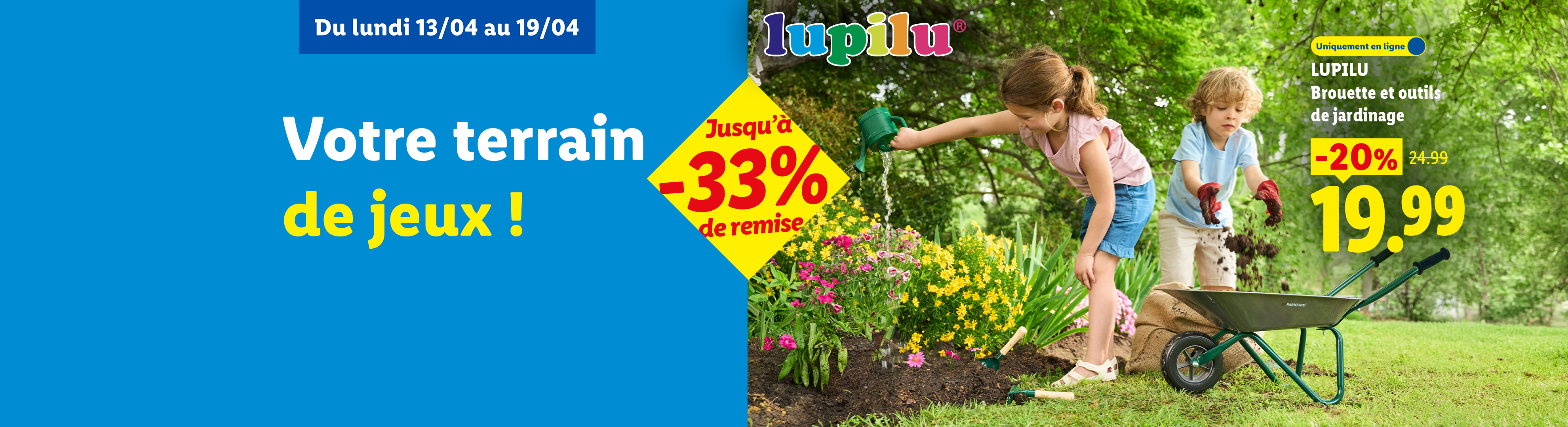 Deux enfants jardinent, l'un arrosant des fleurs et l'autre manipulant de la terre, avec une brouette et des outils de jardinage.