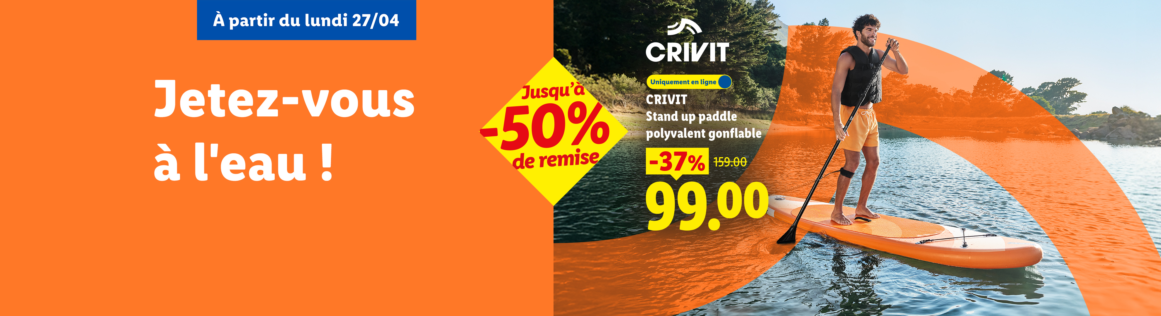 Un homme sur un stand up paddle gonflable, avec une offre de -37% à 99.00€ à partir du 27/04.