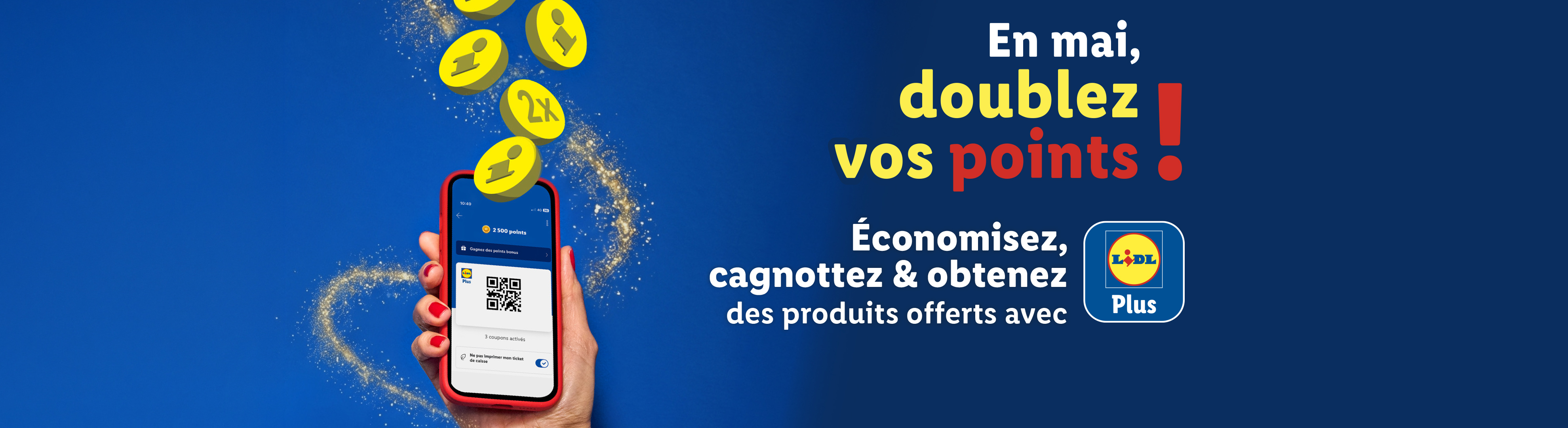 Une main tenant un smartphone affichant l'application Lidl Plus, avec des pièces dorées et du texte promotionnel.