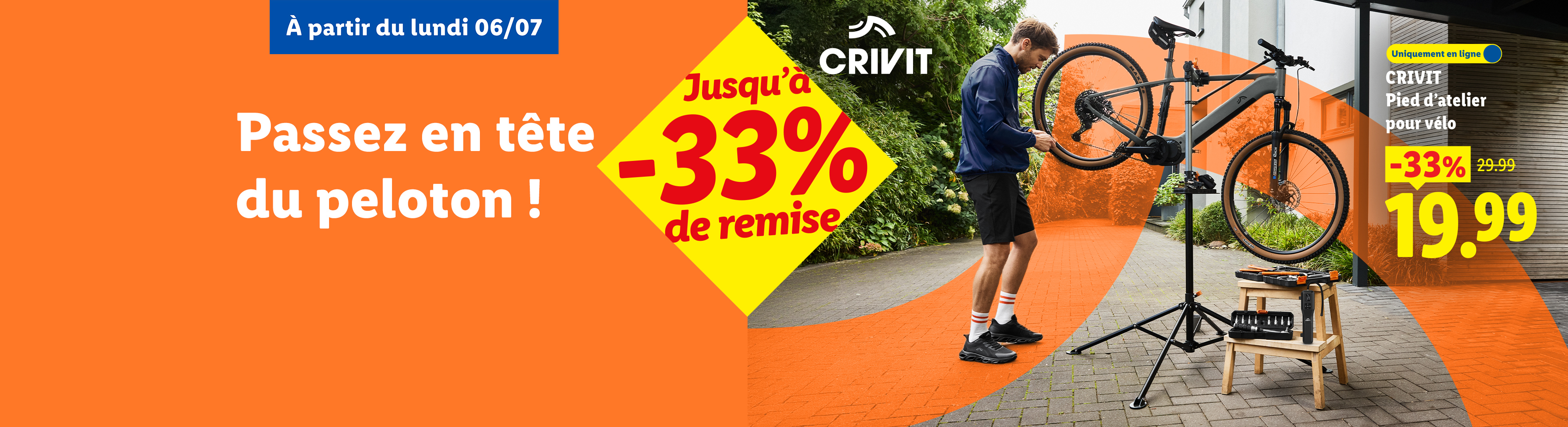 Un homme répare un vélo sur un support d'atelier, avec une offre de -33% sur le support.