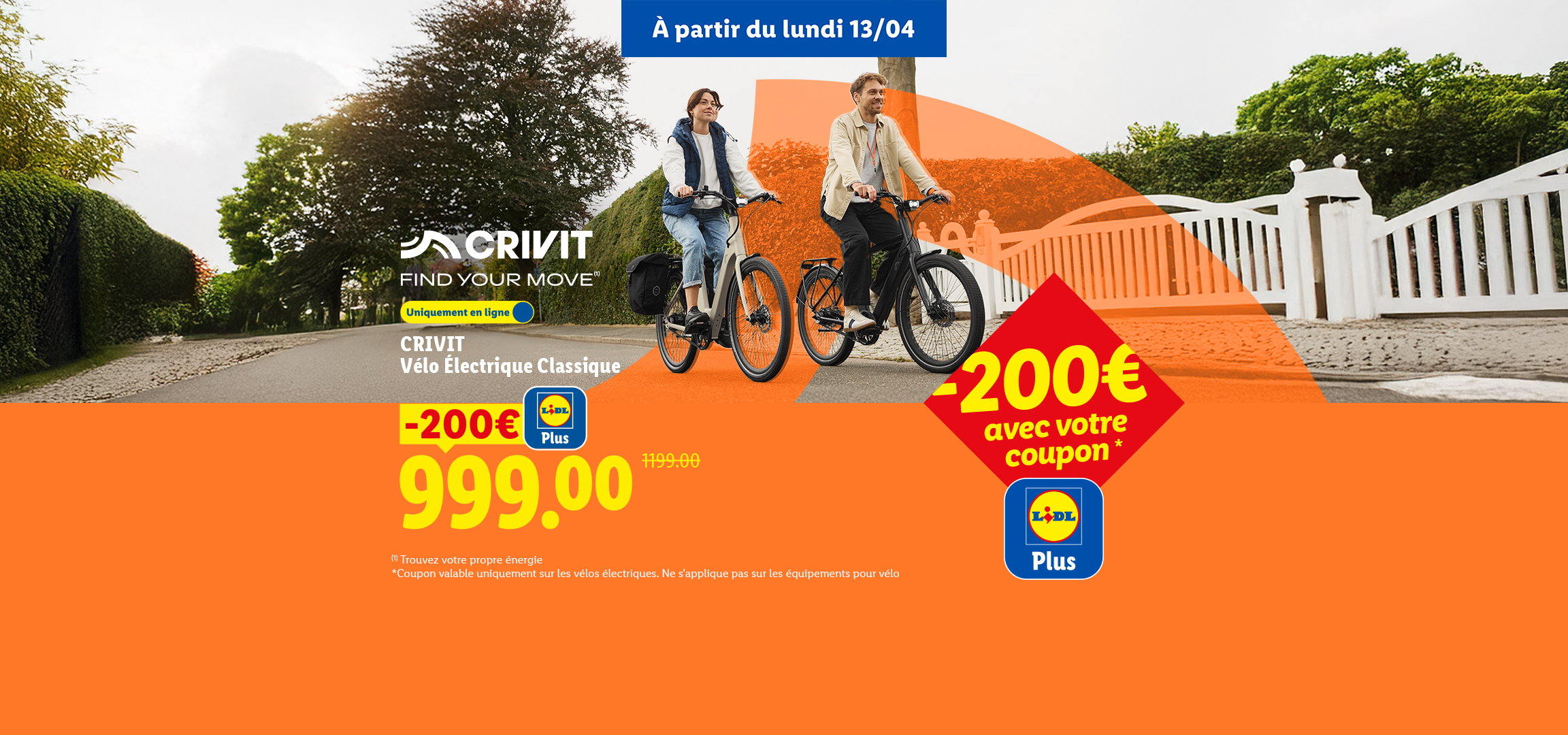 Deux personnes à vélo électrique, avec une offre de réduction de 200€ sur les vélos électriques.