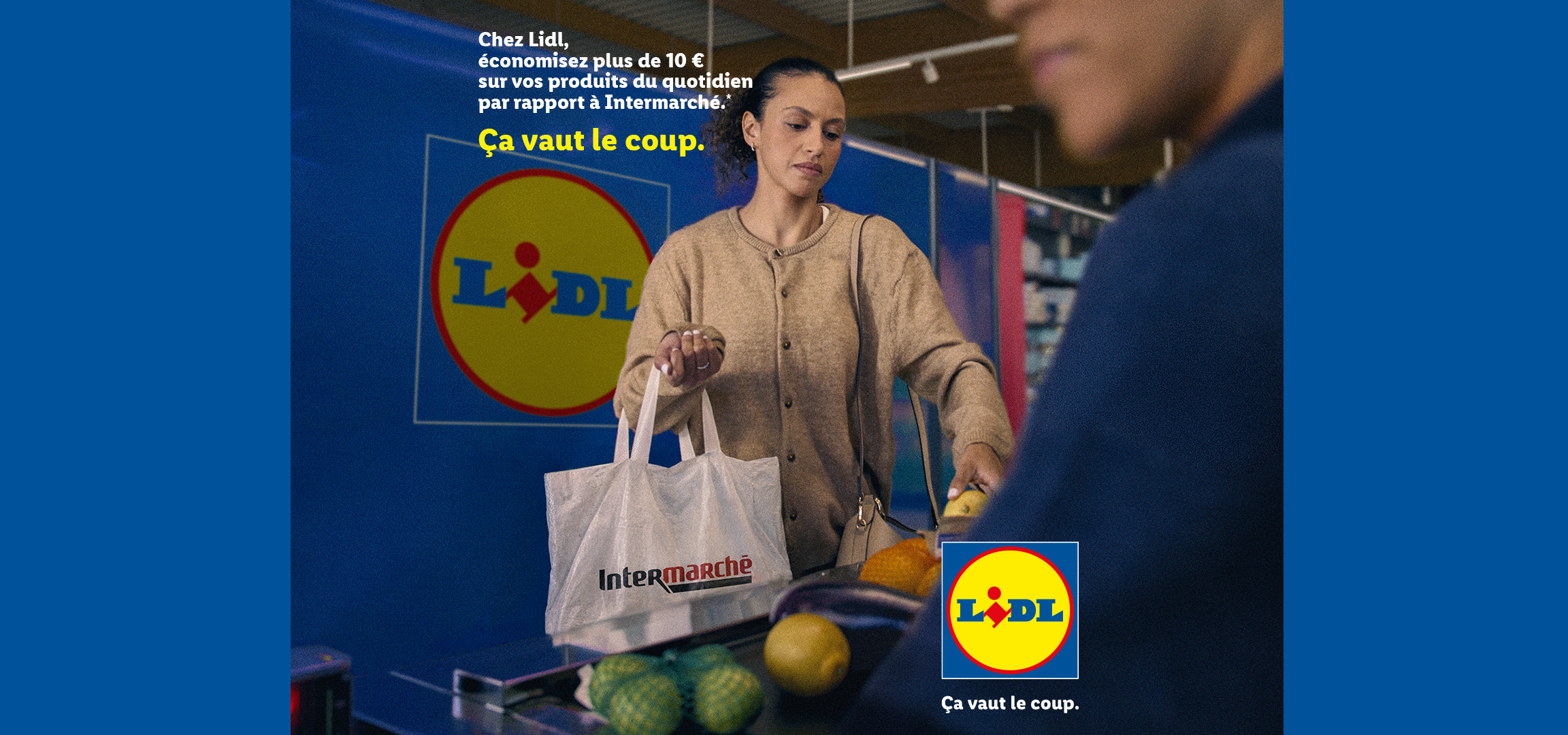 Une femme fait ses courses, avec un sac de supermarché, et un texte promotionnel.