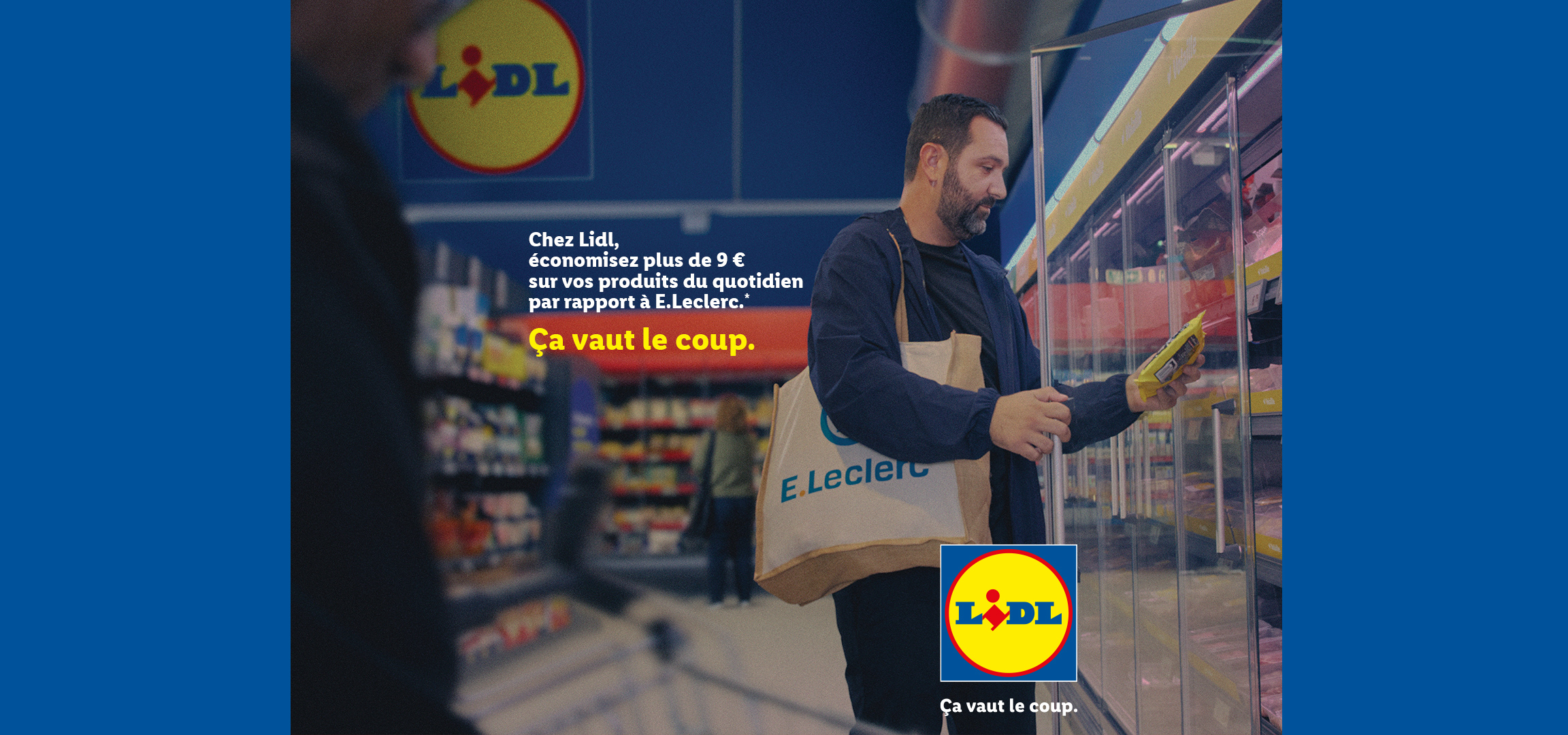 Un homme fait ses courses dans un supermarché, avec le texte 'Chez Lidl, économisez plus de 9 € sur vos produits du quotidien par rapport à E.Leclerc. Ça vaut le coup.'