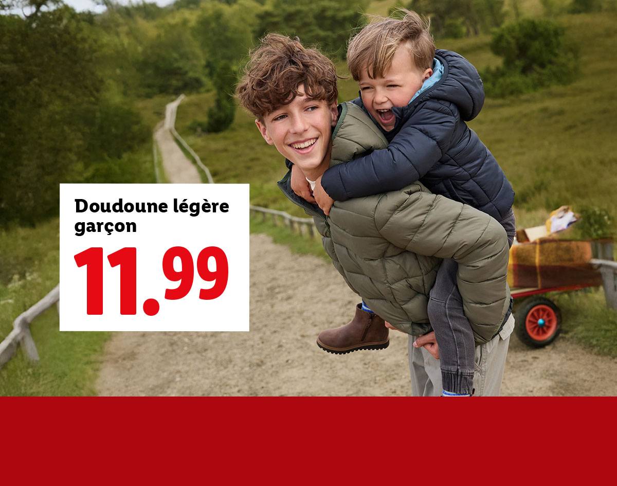 Deux garçons souriants, l'un portant l'autre sur son dos, avec une doudoune légère à 11,99.