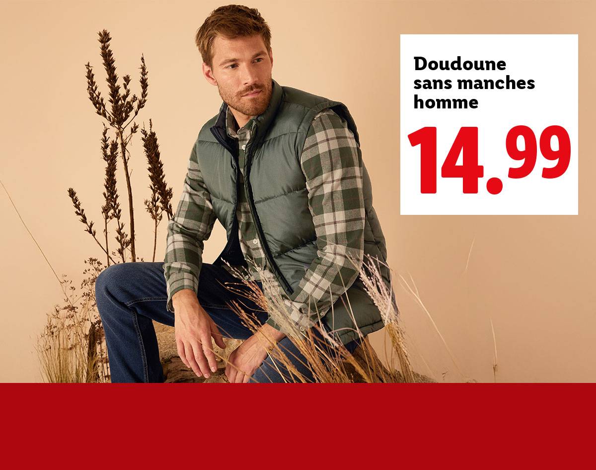 Un homme porte une doudoune sans manches verte et une chemise à carreaux, avec un prix de 14,99.