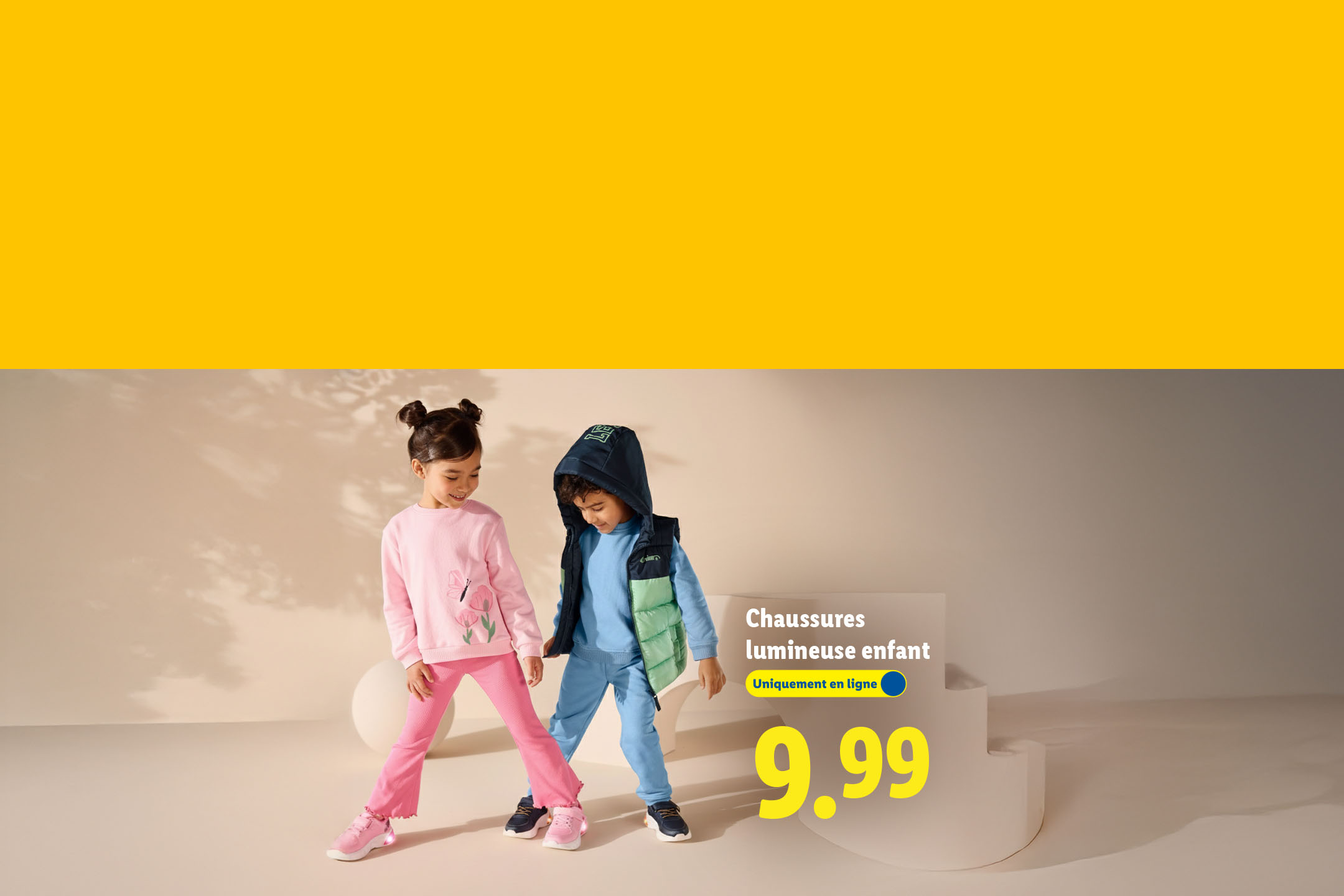 Deux enfants portant des chaussures lumineuses, prix 9,99.