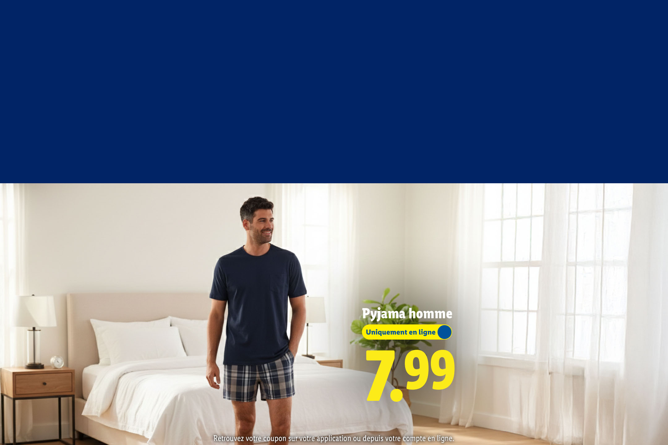 Un homme souriant en pyjama, un t-shirt bleu marine et un short à carreaux, dans une chambre. Pyjama homme 7,99 €.