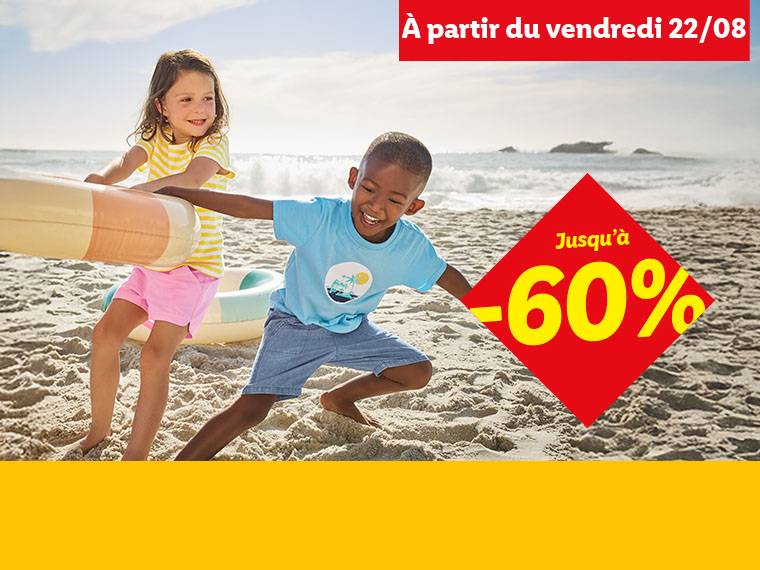 Deux enfants jouent sur la plage avec une bouée, avec une promotion de -60%.